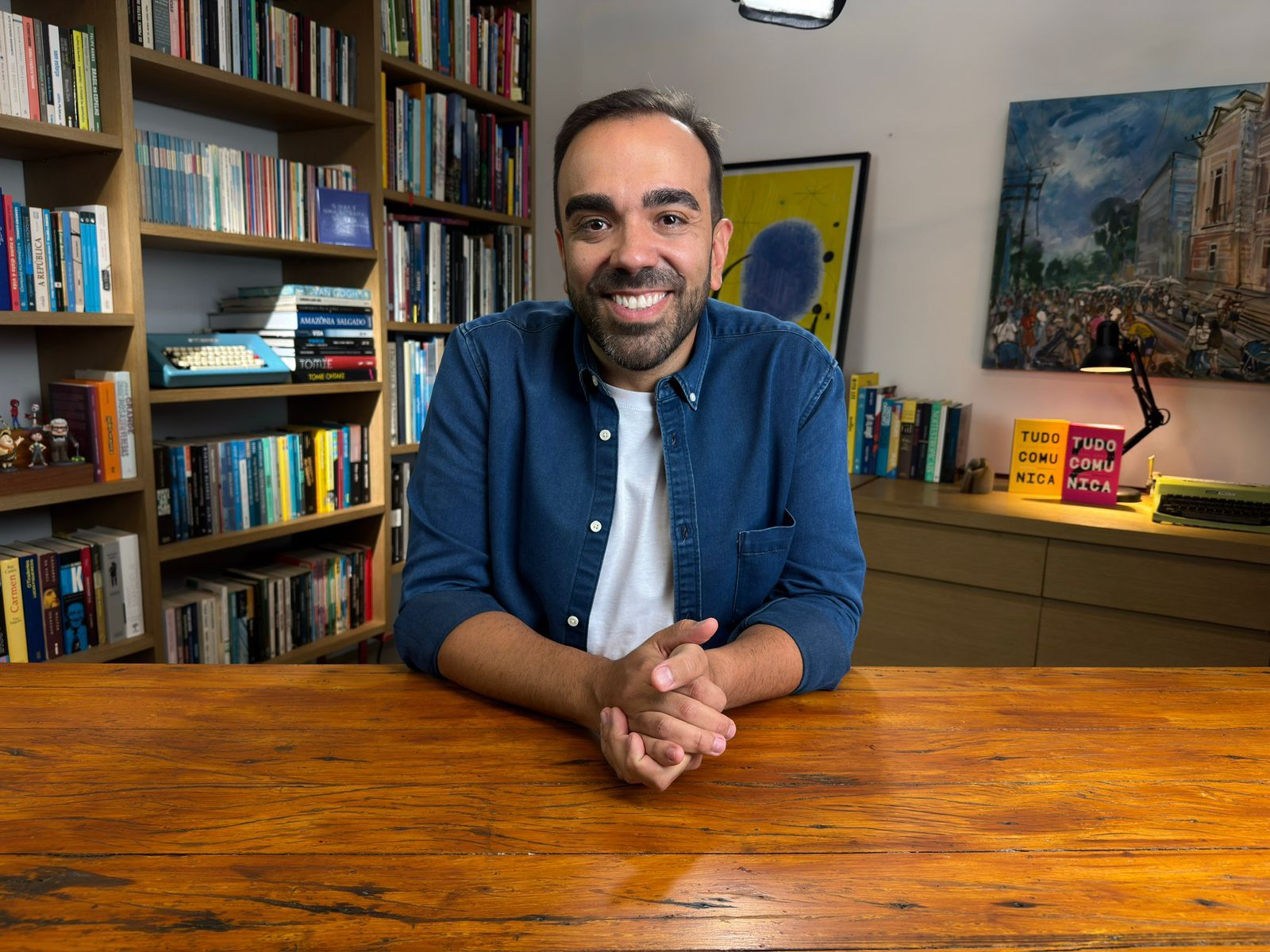 Rafael Araújo sentado à mesa em seu escritório