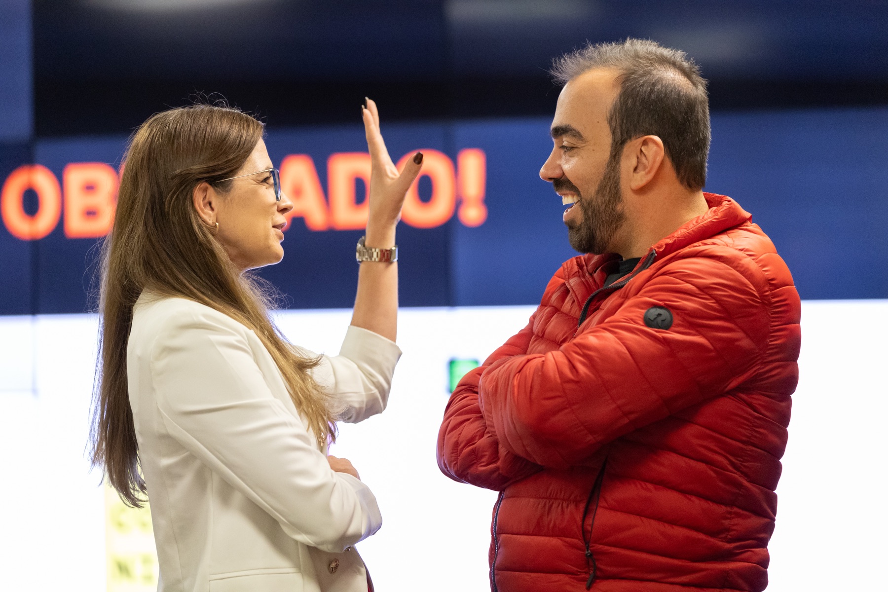 Rafael Araújo conversa com uma participante durante um treinamento