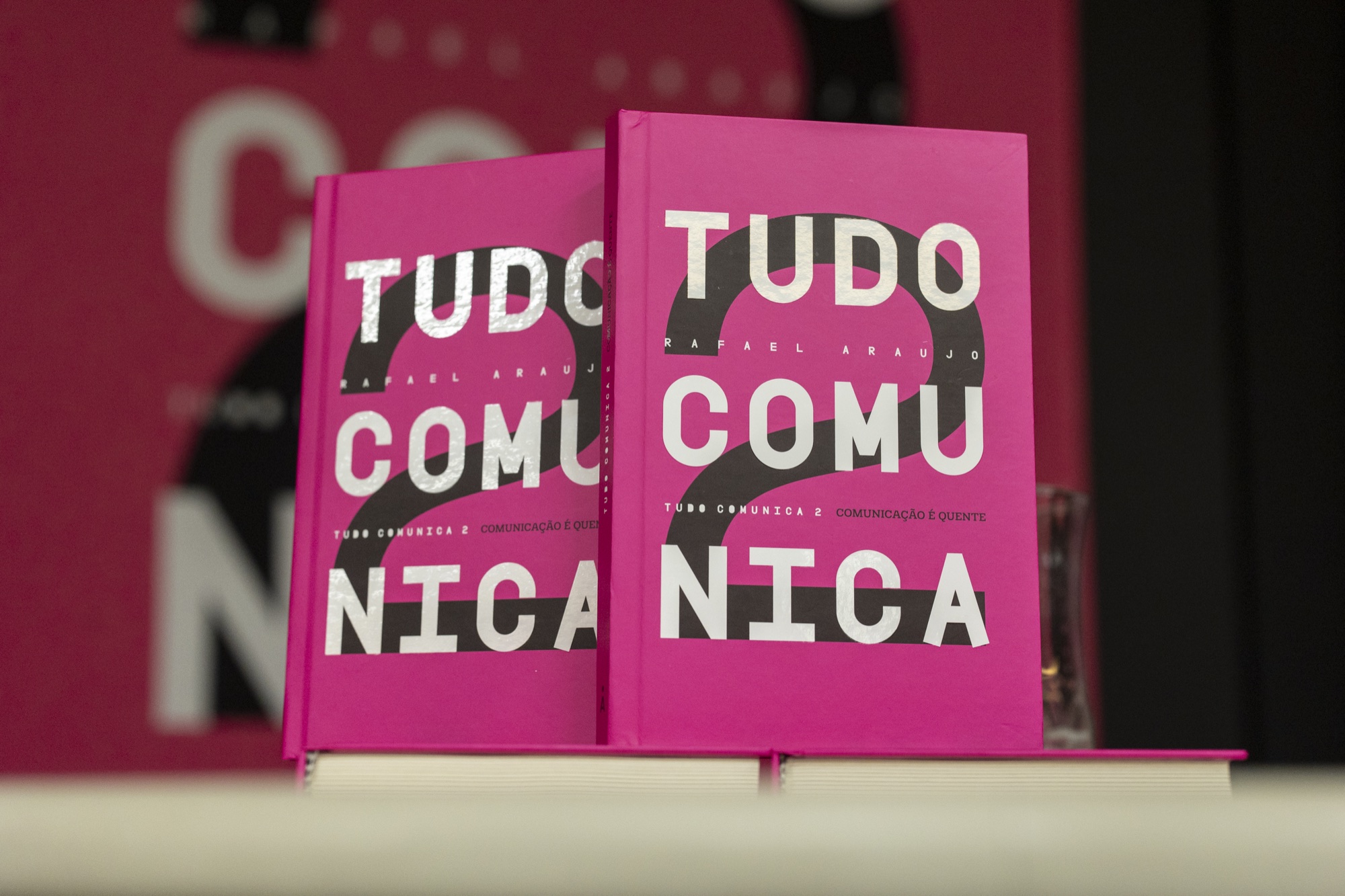 Exemplares do livro Tudo Comunica 2, comunicação é quente