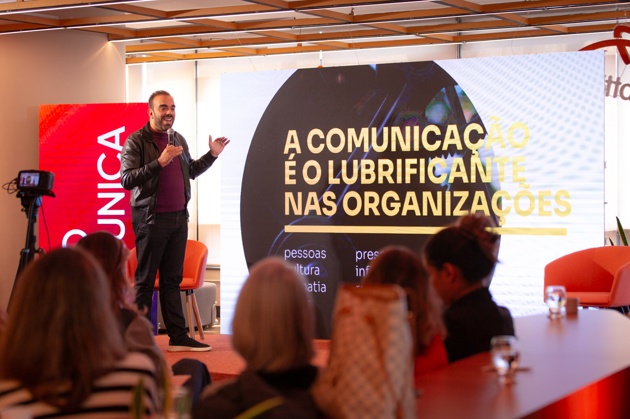 Rafael Araújo conduz uma palestra para profissionais reunidos em uma empresa